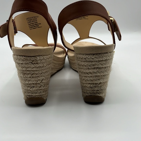 Kenneth Cole REACTION Women's T-Strap Wedge Sandal, Tan - Picture 4 of 8